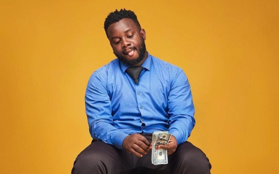 man counting money for an event